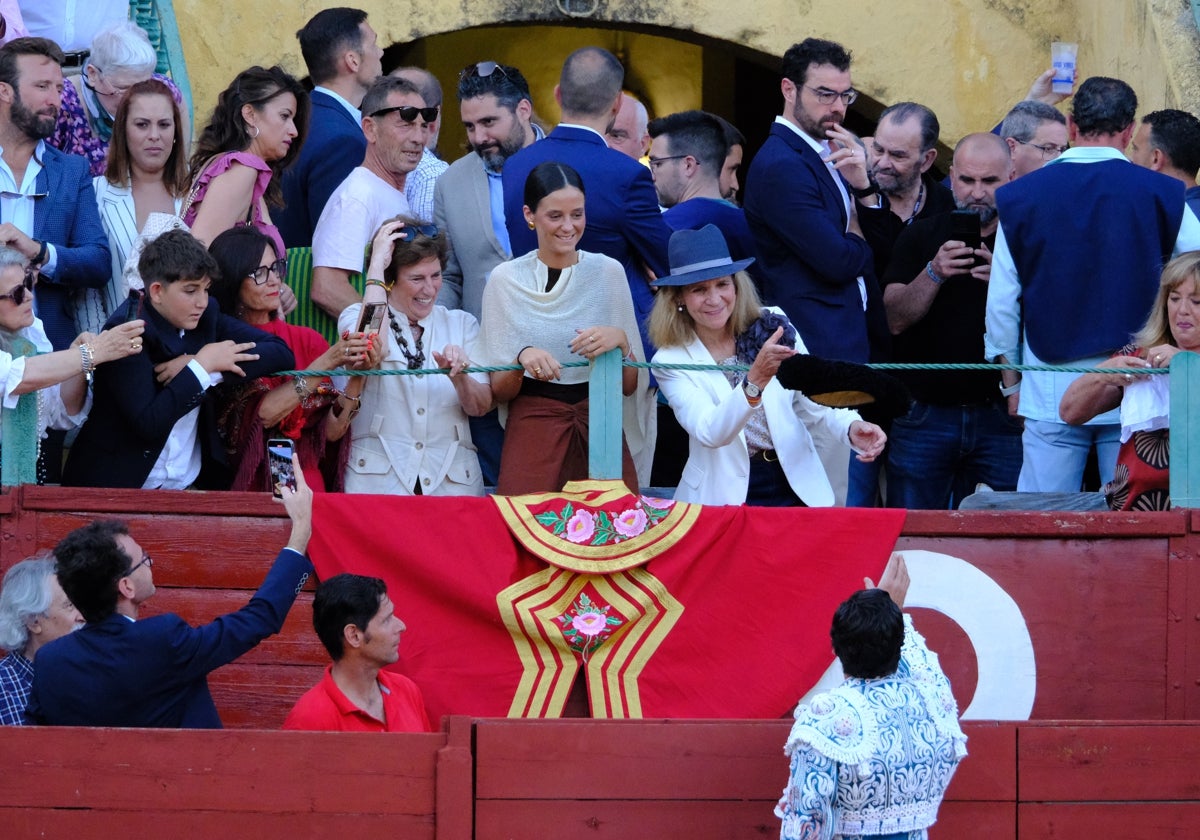La infanta Elena recibe la montera de Morante de la Puebla.