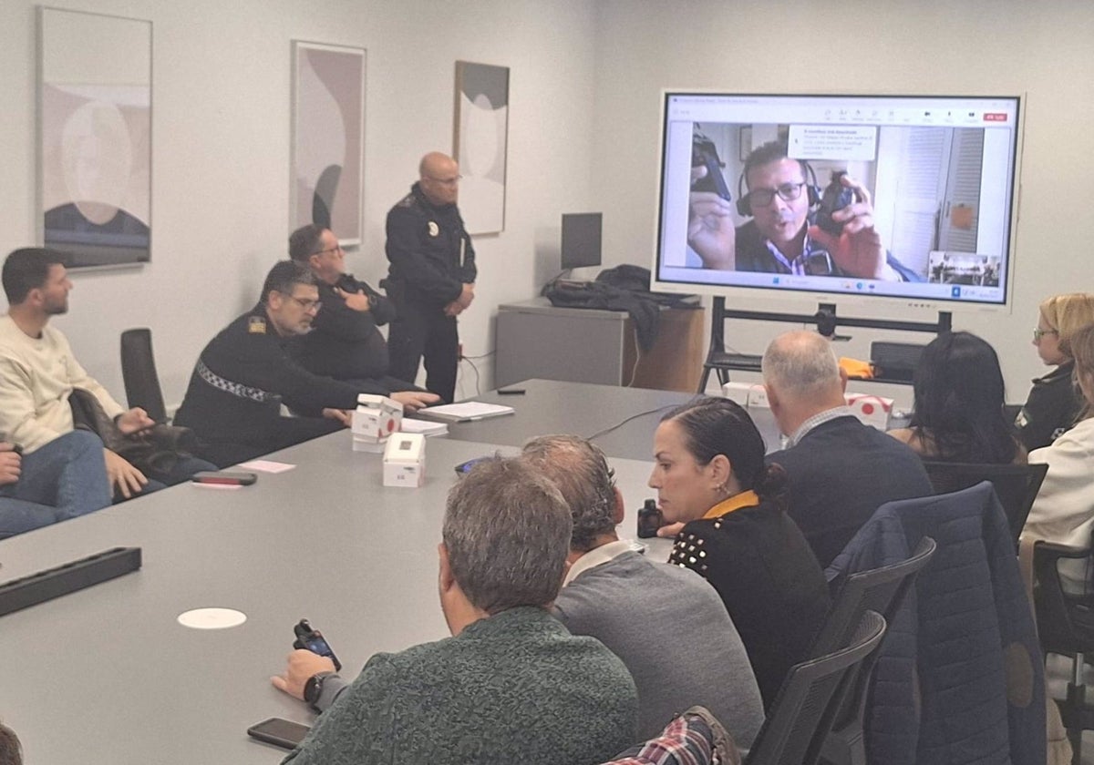 Sesión formativa sobre las cámaras de seguridad, de parte de la empresa proveedora.