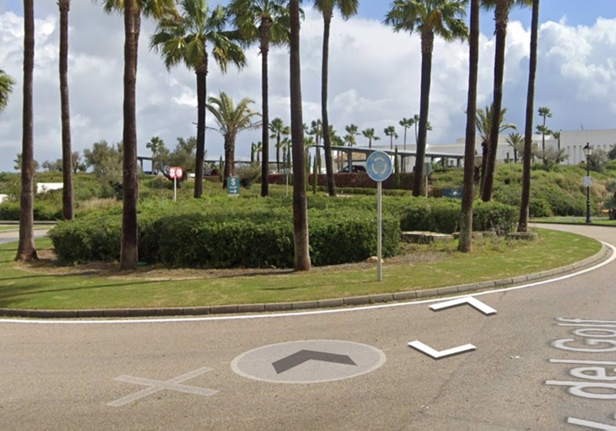 Rotonda de entrada a la urbanización La Alcaidesa en San Roque.