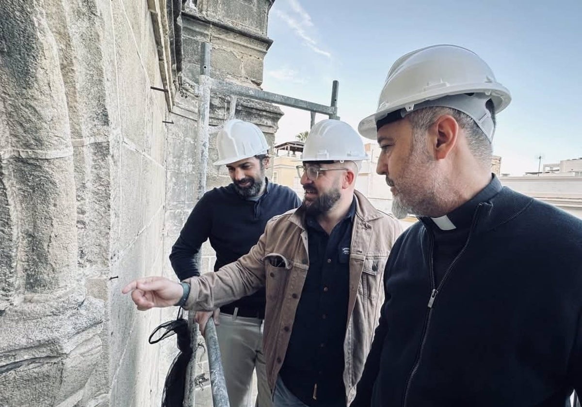 El alcalde de El Puerto, Germán Beardo, en una visita a las obras en la Basílica Menor de Nuestra Señora de los Milagros