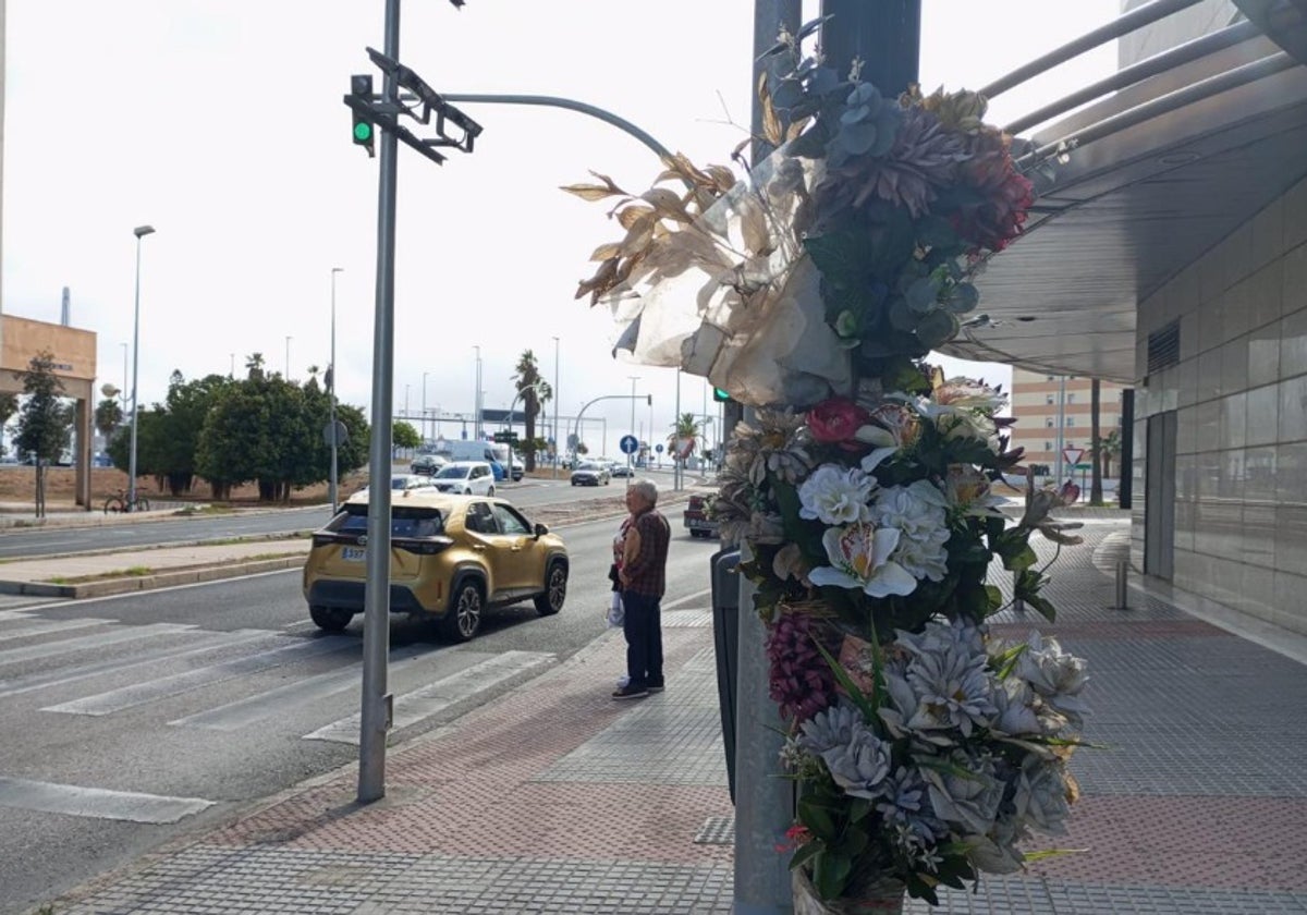 Flores en recuerdo de las víctimas en el lugar del accidente.