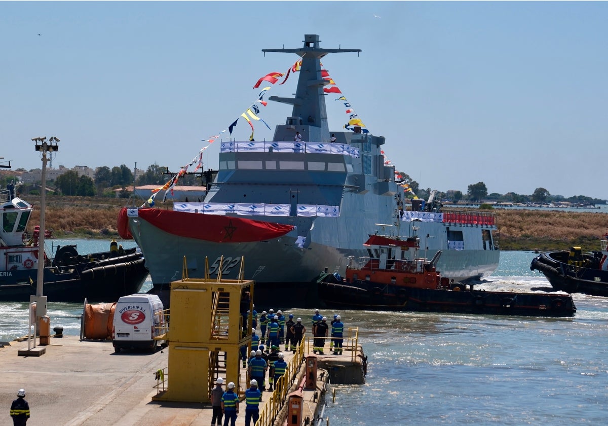 Momento en el que los prácticos llevan el barco al muelle del astillero