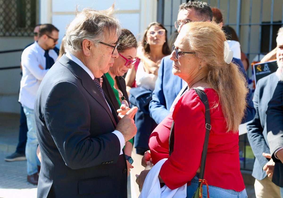 El eurodiputado popular, Juan Ignacio Zoido, conversa con la madre de uno de los guardia civiles fallecidos