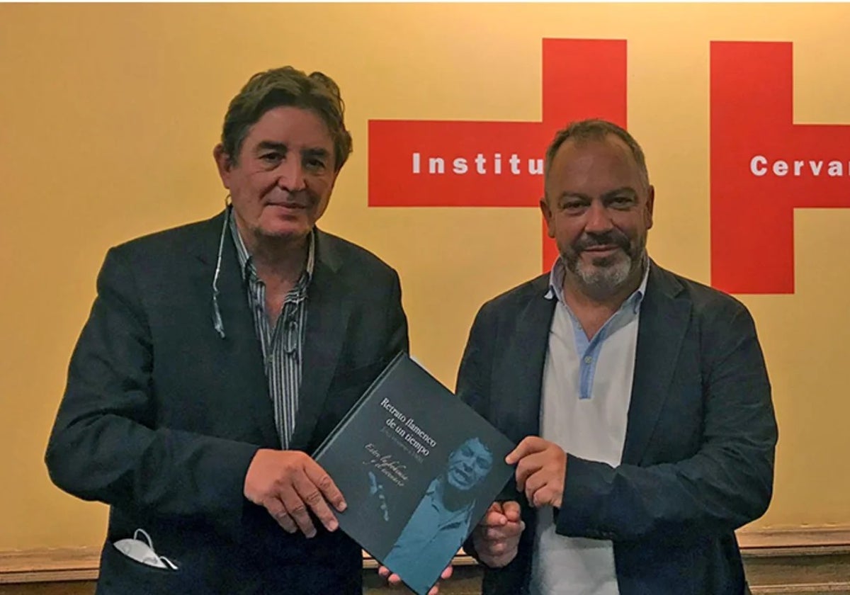 José María Pérez Monguió (d), junto a Luis García Montero cuando era vicerrector de la UCA