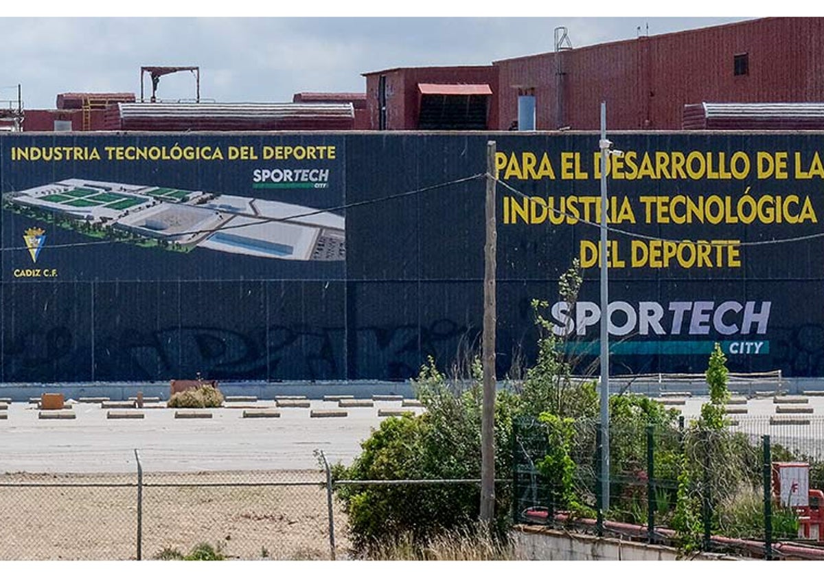 Cartel anunciador en los terrenos de Delphi de la inversión del Cádiz CF