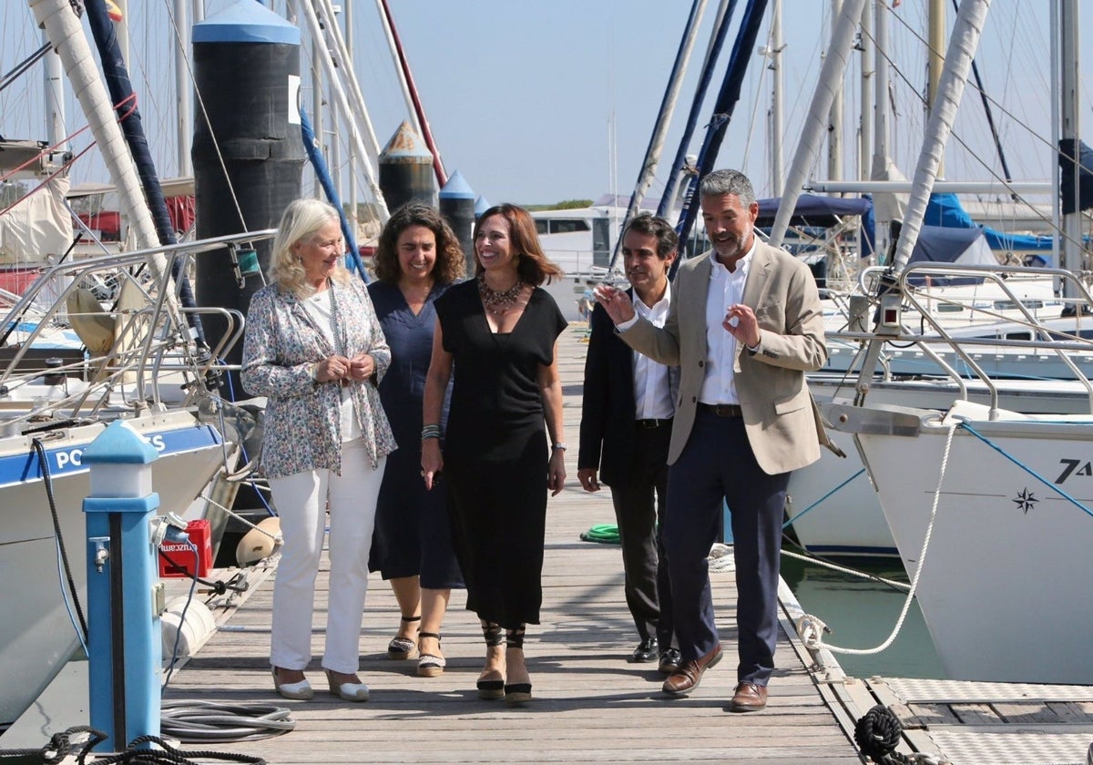 La consejera de Fomento, Articulación del Territorio y Vivienda, Rocío Díaz, en una visita al puerto de Rota