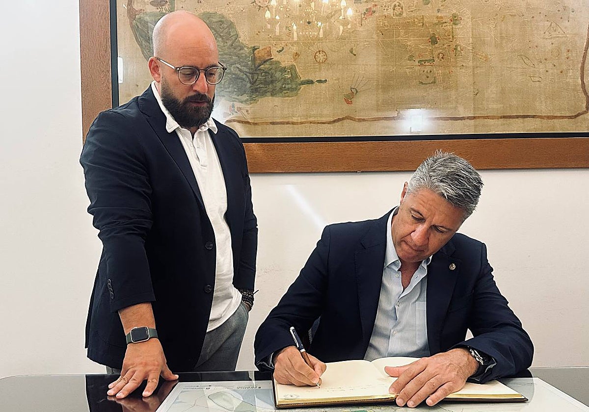 Germán Beardo recibe en el Ayuntamiento al alcalde de Badalona, Xavier García Albiol