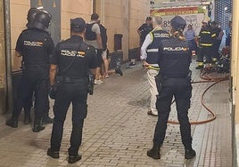 Un hombre se encierra con bombonas de gas en Cádiz y amenaza con provocar una explosión en la calle Santa Inés