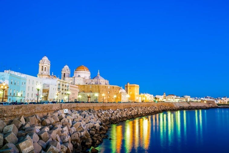 Cádiz es de las ciudades de España que más contaminan lumínicamente... y hay que contarlo