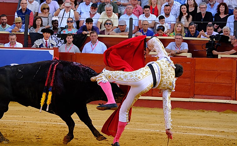 Perera y Talavante salen a hombros en Sanlúcar, en una corrida que ...