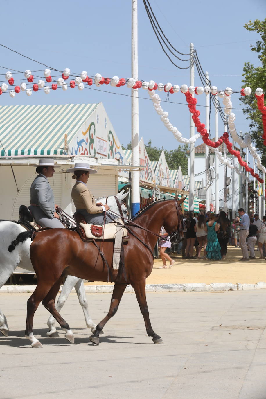 Las altas temperaturas no frenan la fiesta y el Real de Las Banderas, a rebosar el sábado de Feria en El Puerto
