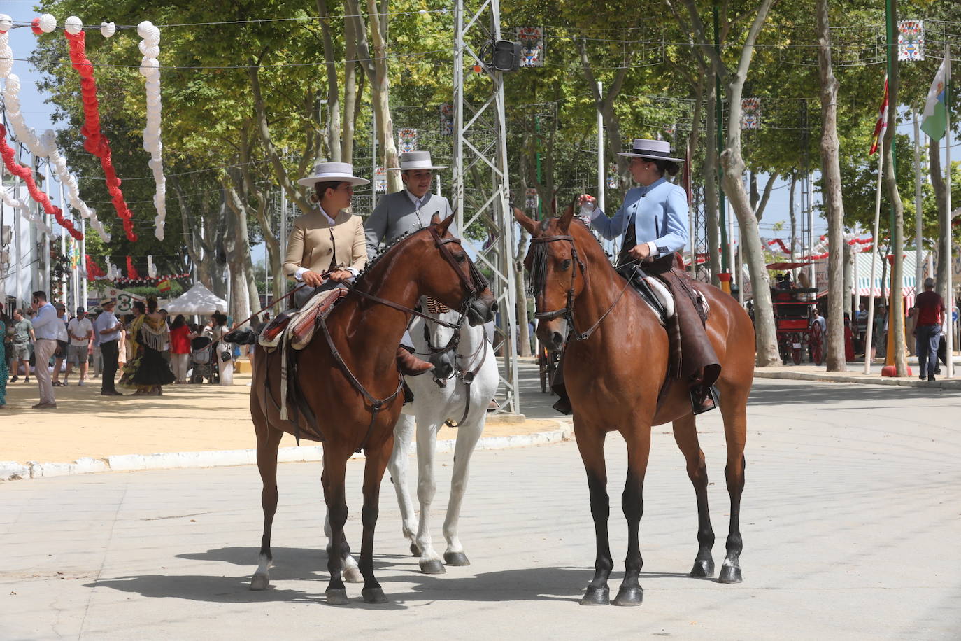 Las altas temperaturas no frenan la fiesta y el Real de Las Banderas, a rebosar el sábado de Feria en El Puerto