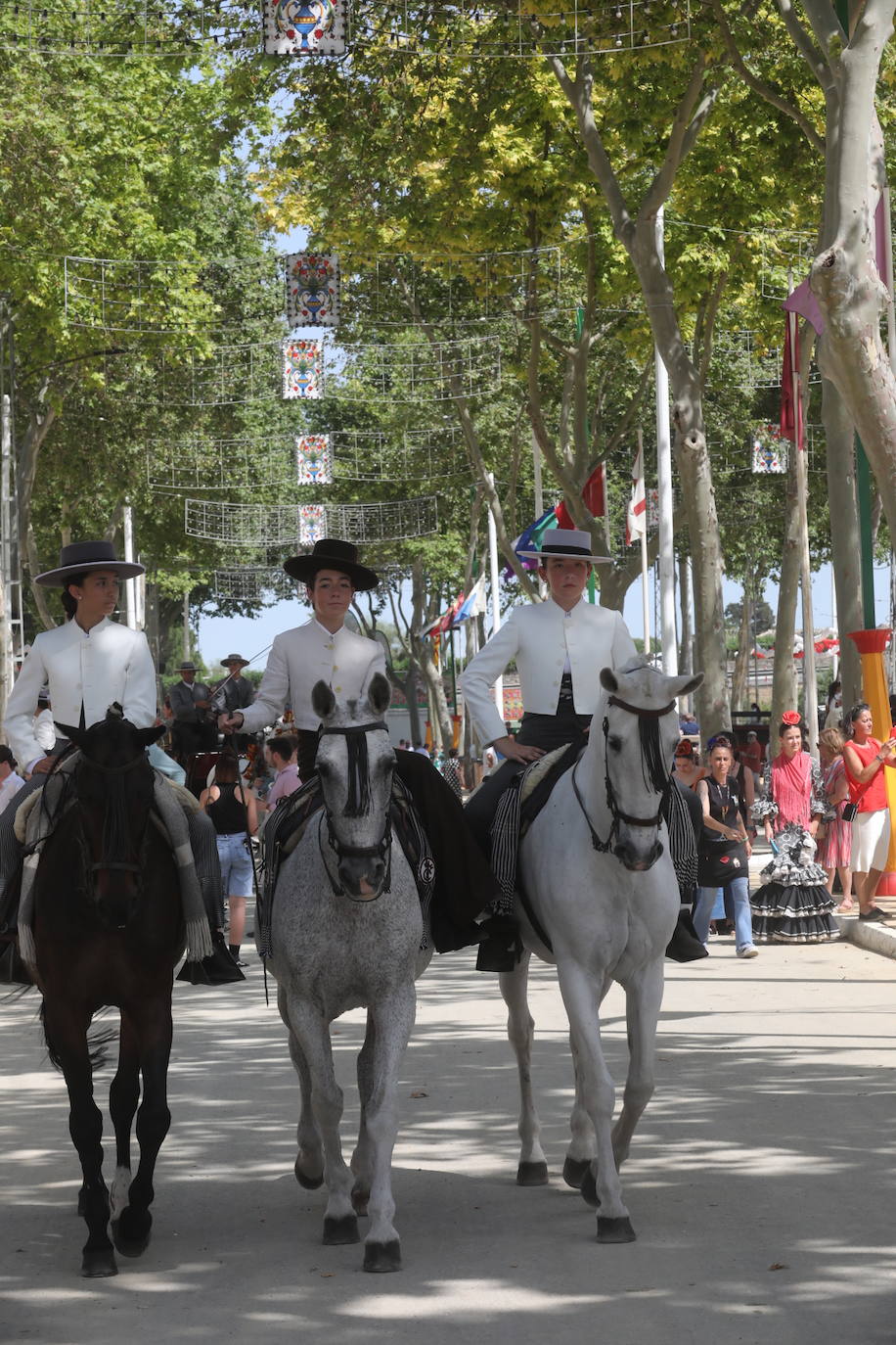 Las altas temperaturas no frenan la fiesta y el Real de Las Banderas, a rebosar el sábado de Feria en El Puerto