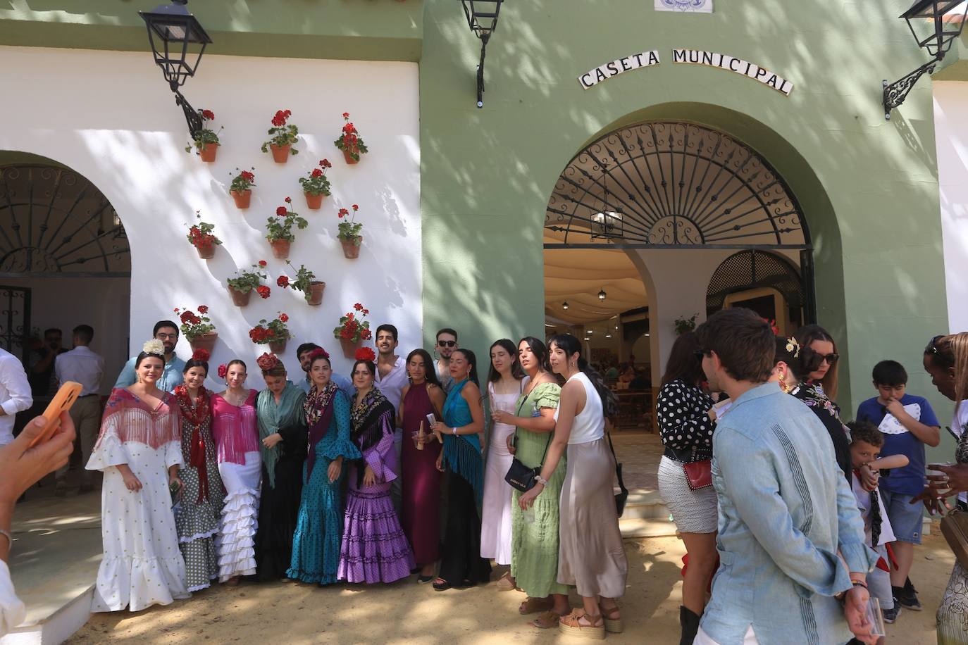 Las altas temperaturas no frenan la fiesta y el Real de Las Banderas, a rebosar el sábado de Feria en El Puerto