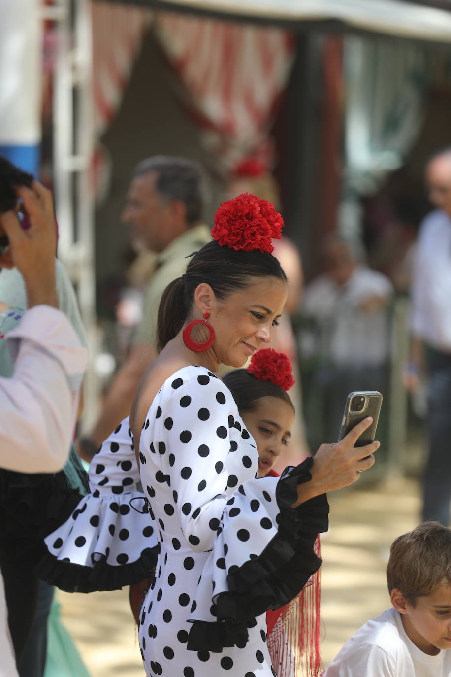 Las altas temperaturas no frenan la fiesta y el Real de Las Banderas, a rebosar el sábado de Feria en El Puerto