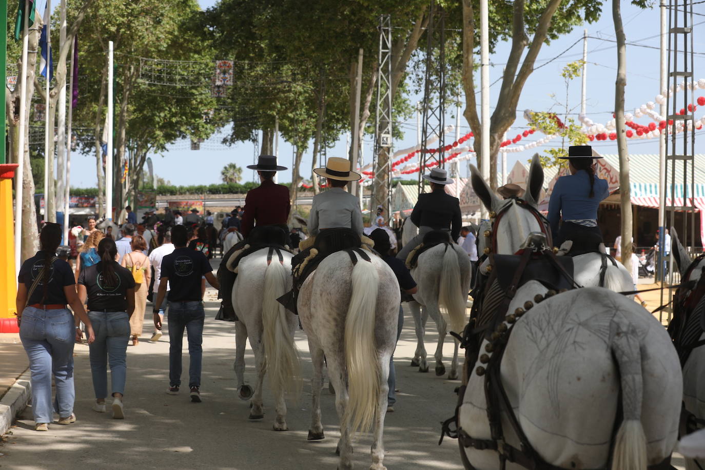 Las altas temperaturas no frenan la fiesta y el Real de Las Banderas, a rebosar el sábado de Feria en El Puerto