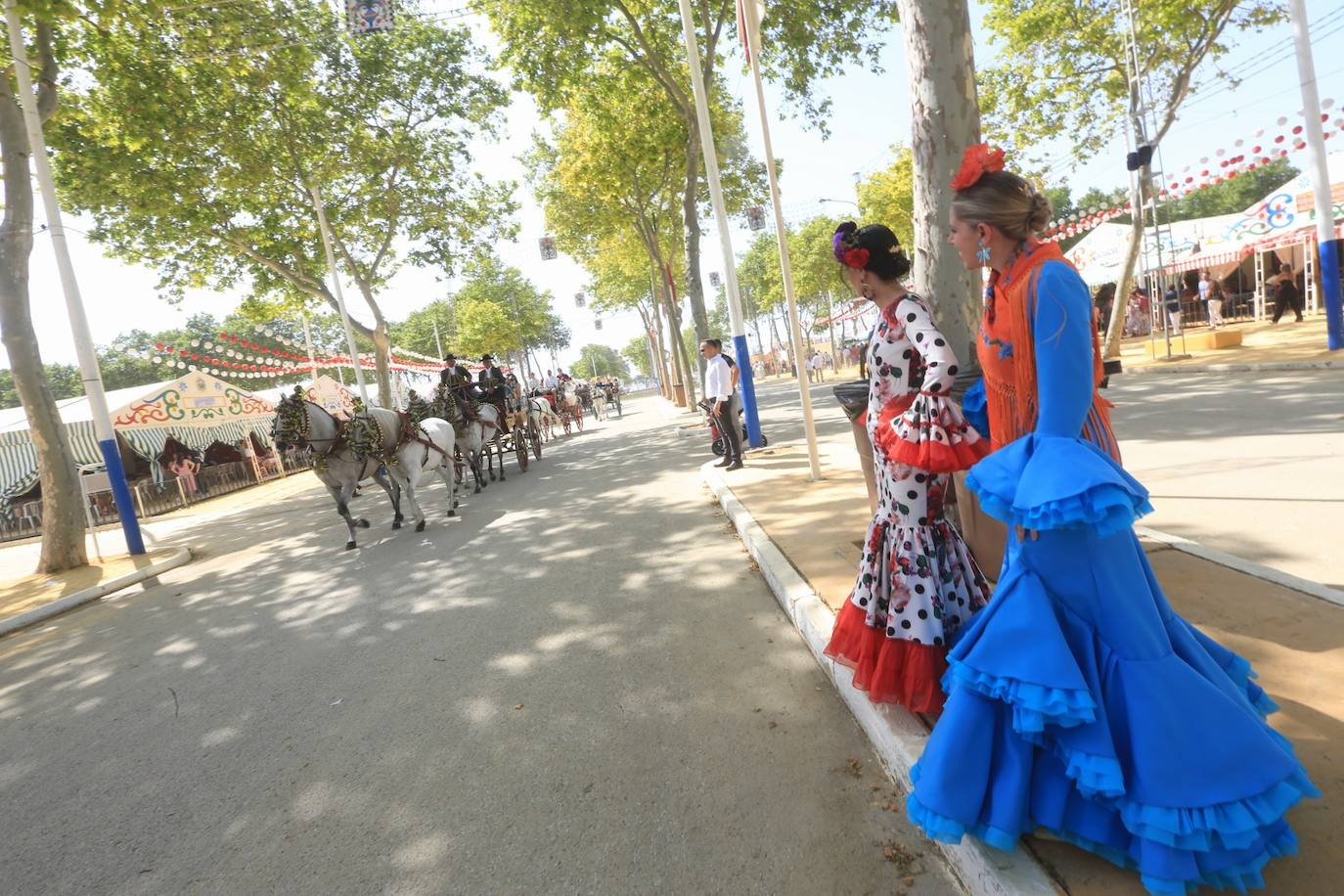 Las altas temperaturas no frenan la fiesta y el Real de Las Banderas, a rebosar el sábado de Feria en El Puerto