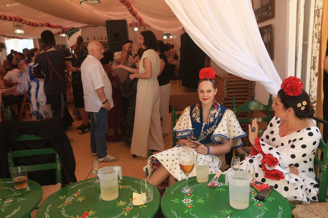 Las altas temperaturas no frenan la fiesta y el Real de Las Banderas, a rebosar el sábado de Feria en El Puerto