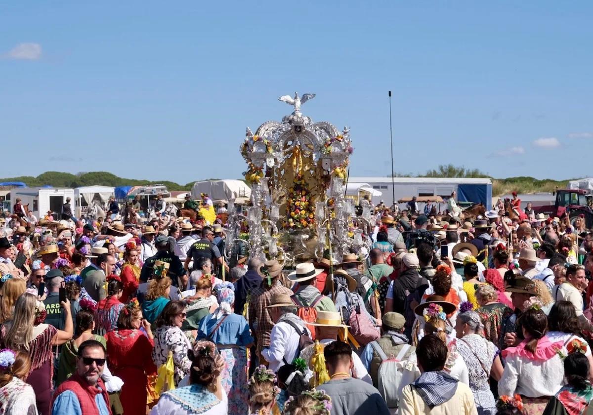 El simpecado de Sanlúcar, tras desembarcar en Doñana en 2024