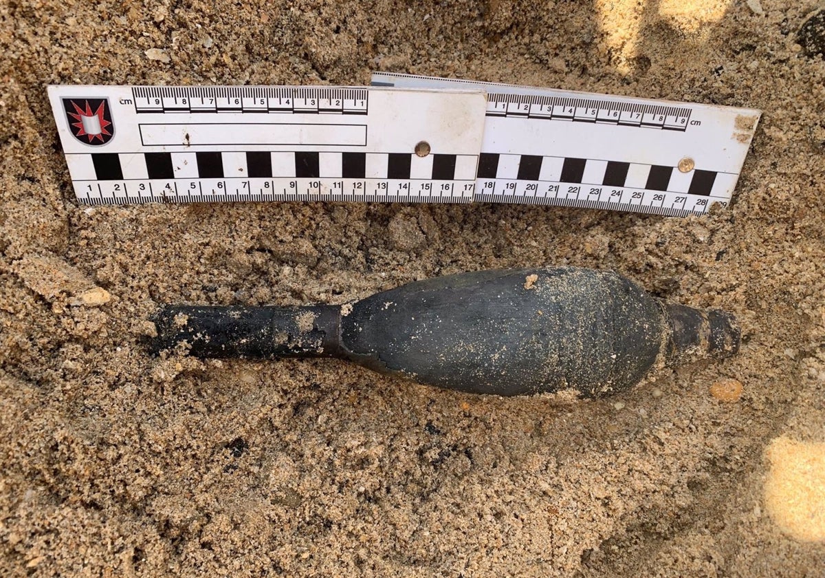 Proyectil neutralizado en la playa de Camposoto en San Fernando