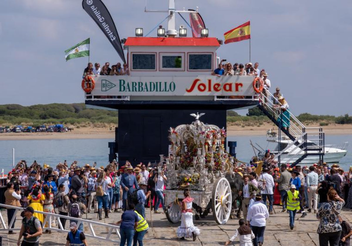 Hermandad de Sanlúcar embarcando en el Rocío 2024