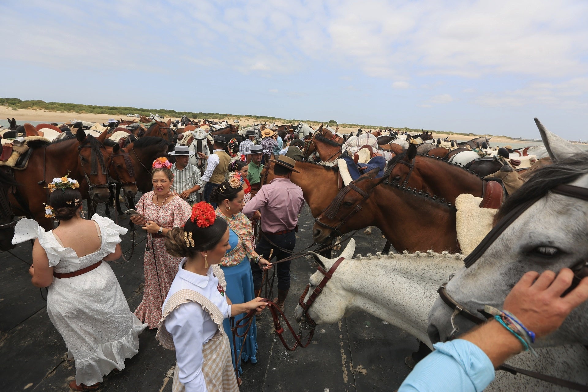 Las imágenes del embarque de las primeras hermandades de Cádiz en Bajo de Guía