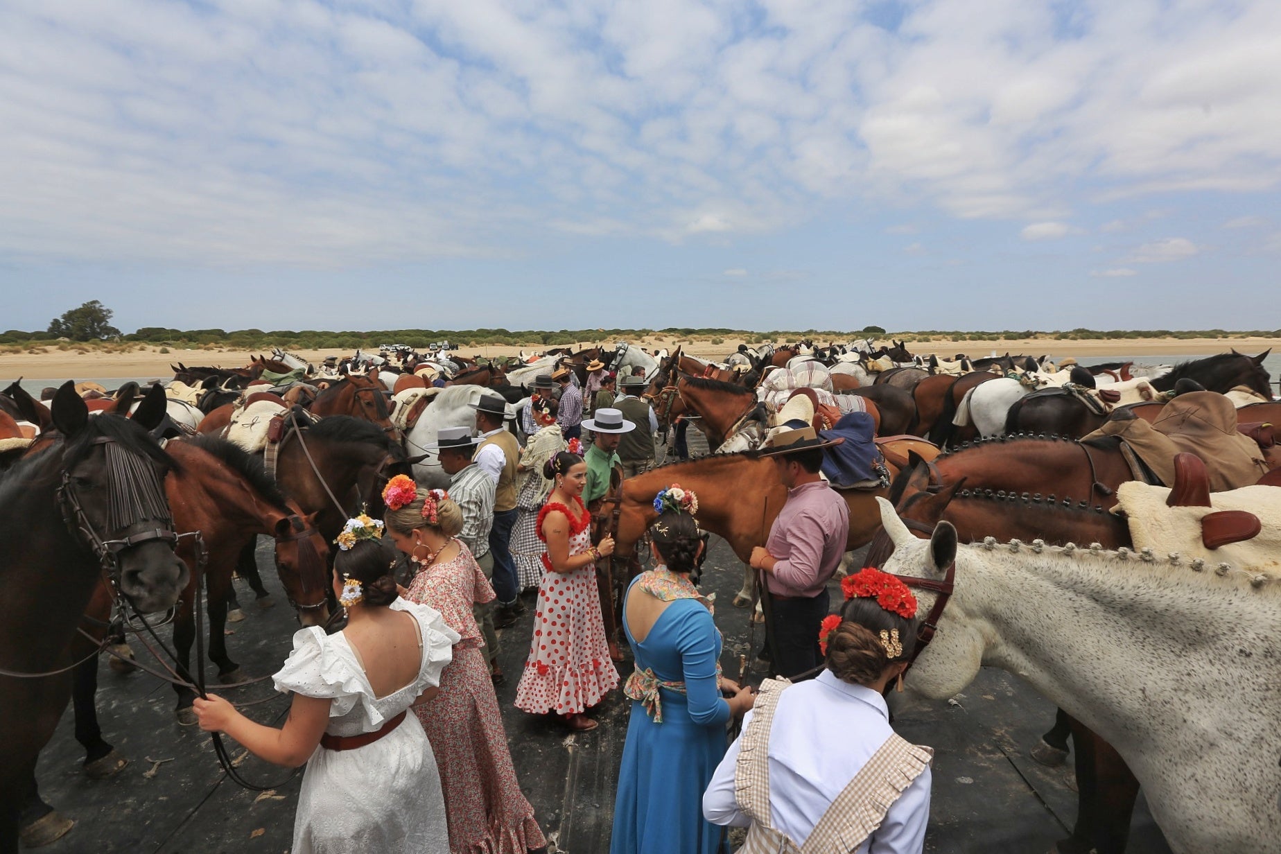 Las imágenes del embarque de las primeras hermandades de Cádiz en Bajo de Guía