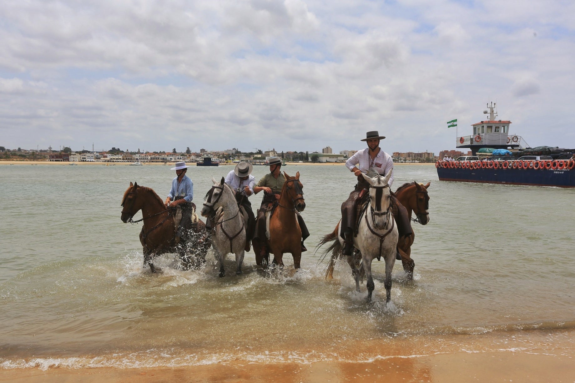Las imágenes del embarque de las primeras hermandades de Cádiz en Bajo de Guía