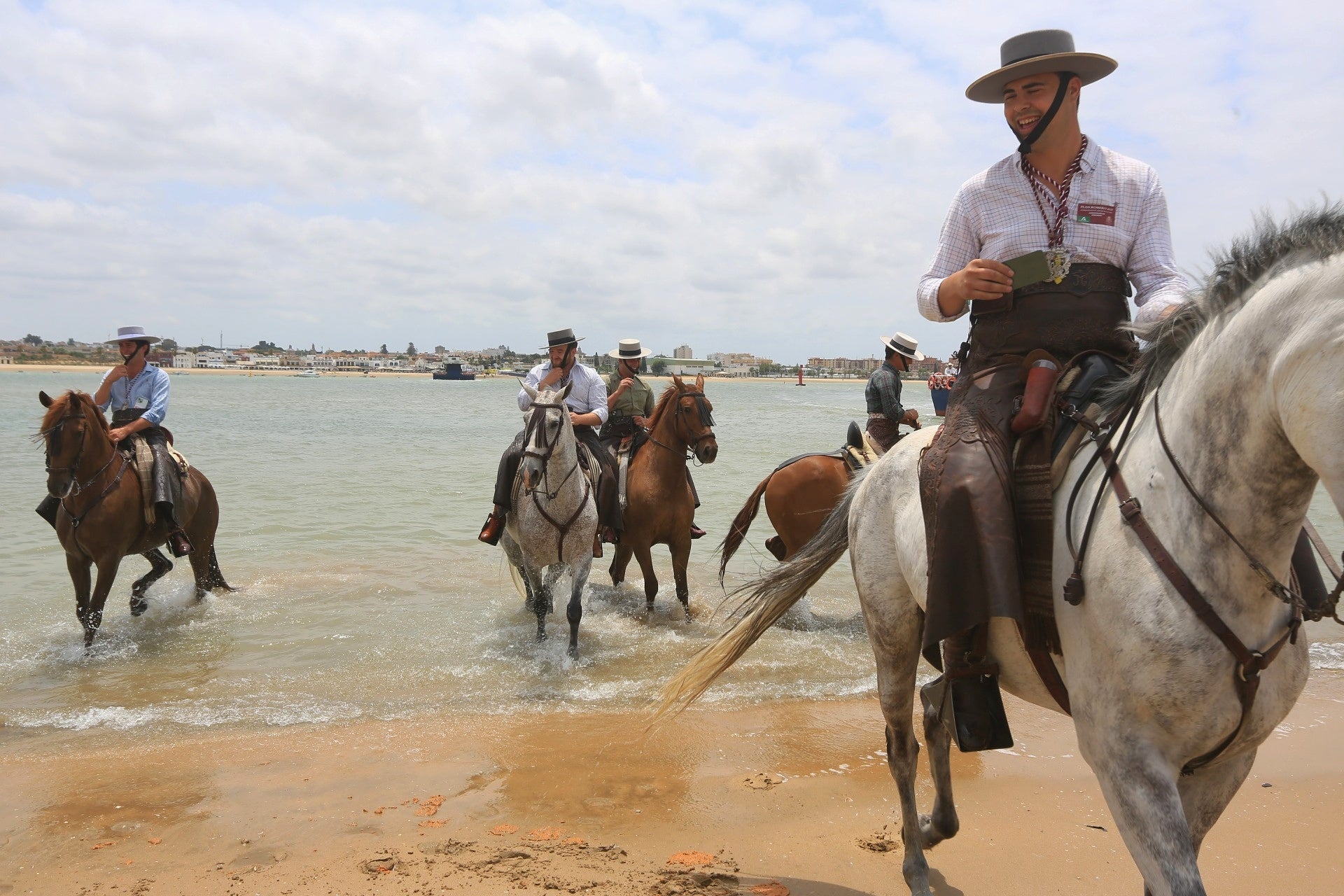 Las imágenes del embarque de las primeras hermandades de Cádiz en Bajo de Guía