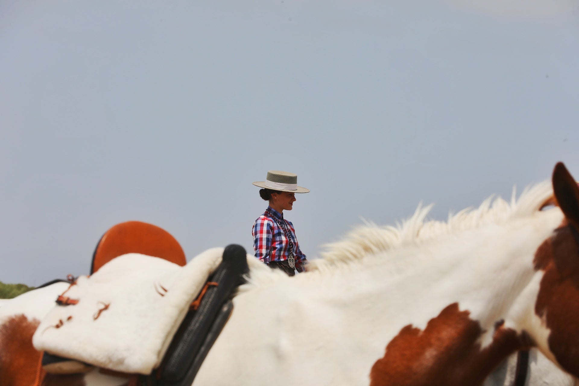 Las imágenes del embarque de las primeras hermandades de Cádiz en Bajo de Guía
