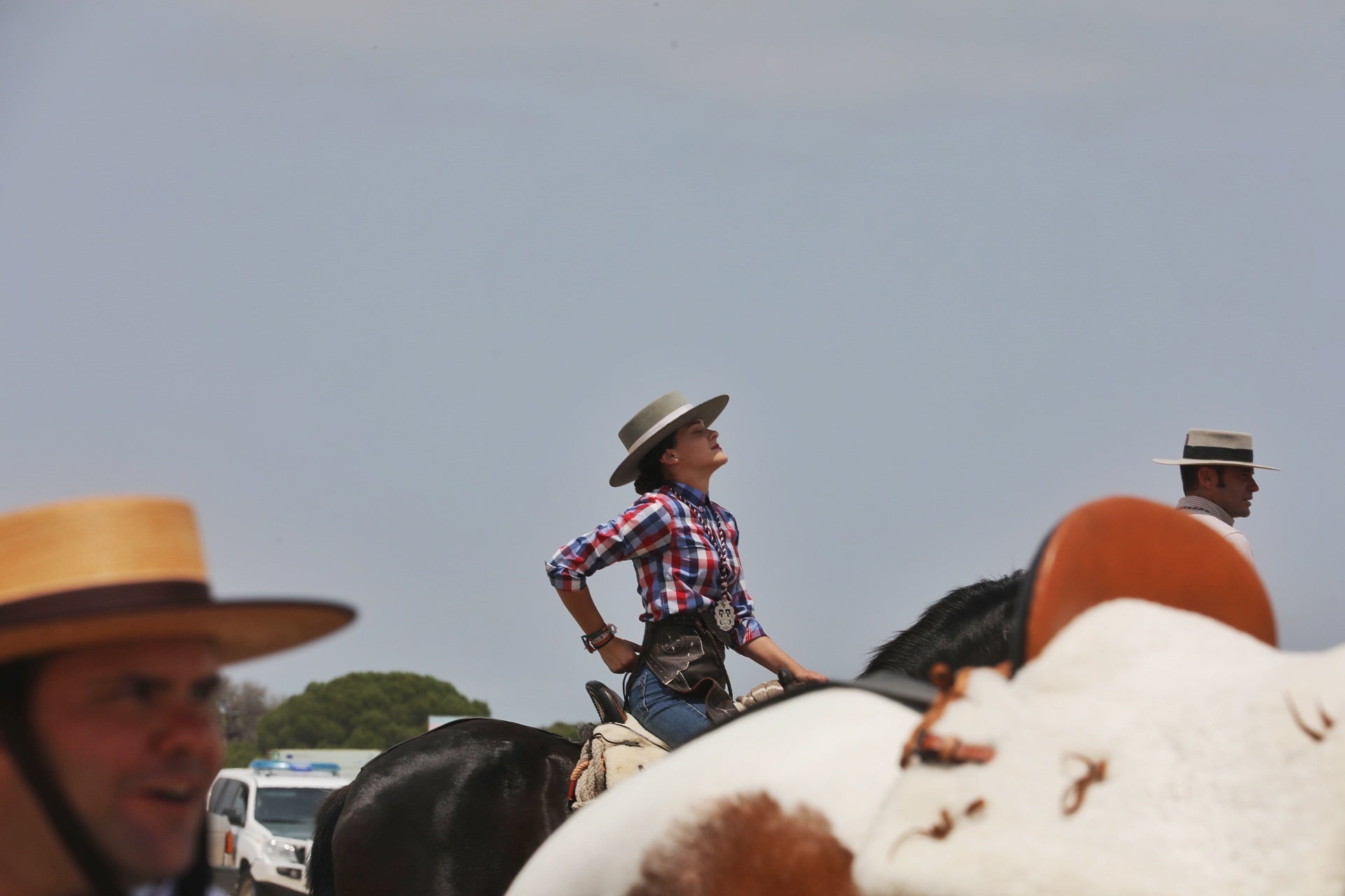 Las imágenes del embarque de las primeras hermandades de Cádiz en Bajo de Guía
