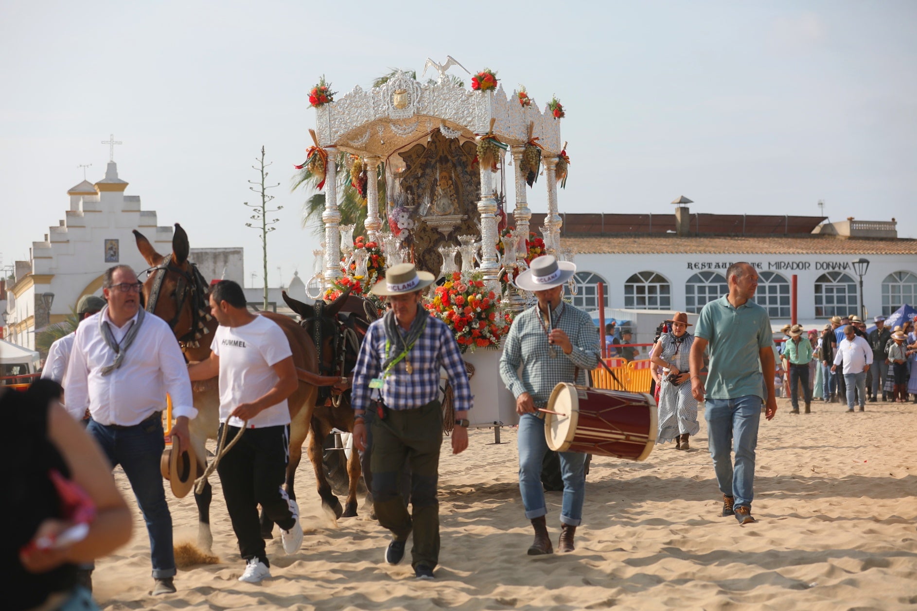 Las imágenes del embarque de las primeras hermandades de Cádiz en Bajo de Guía
