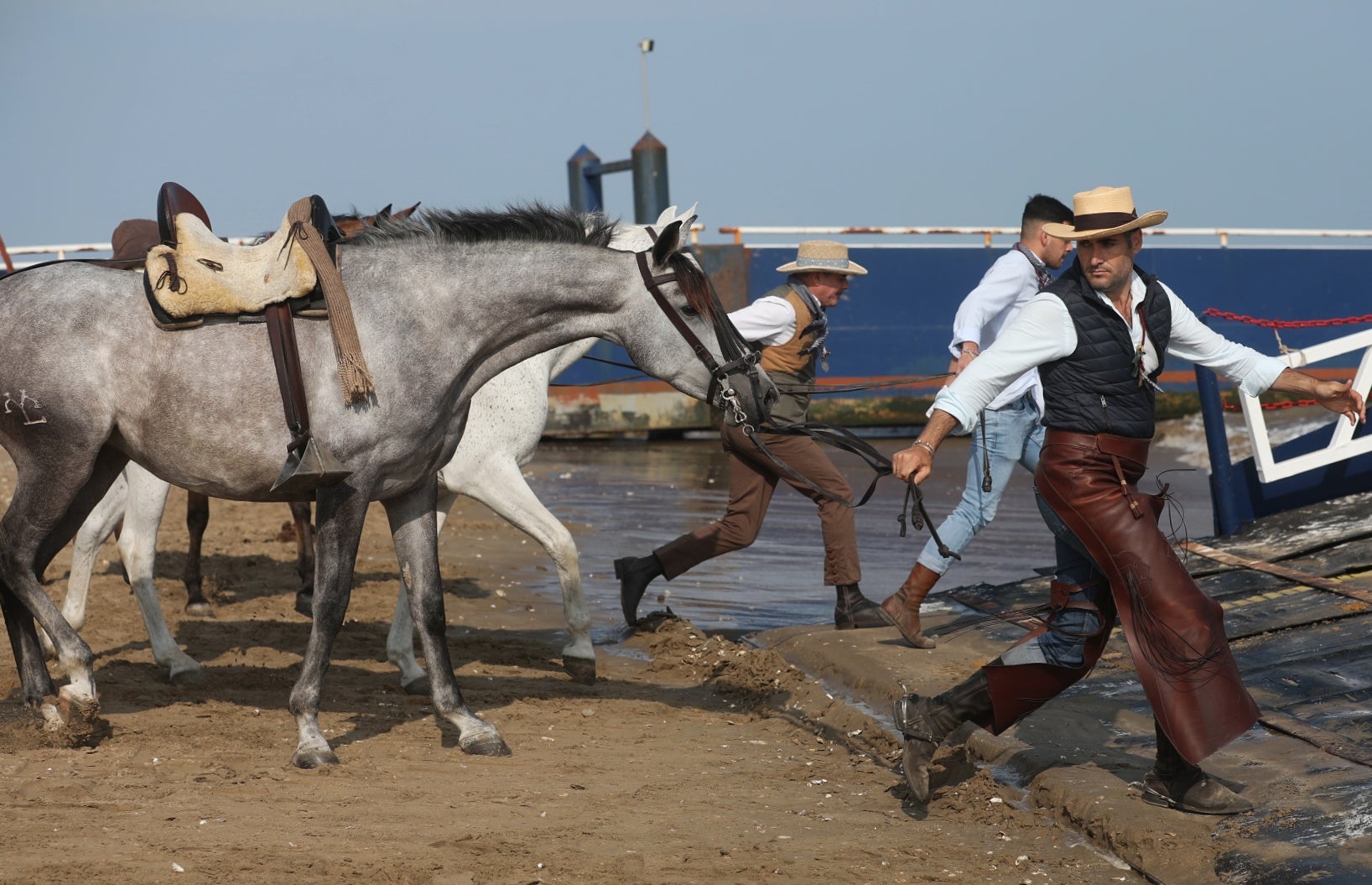 Las imágenes del embarque de las primeras hermandades de Cádiz en Bajo de Guía