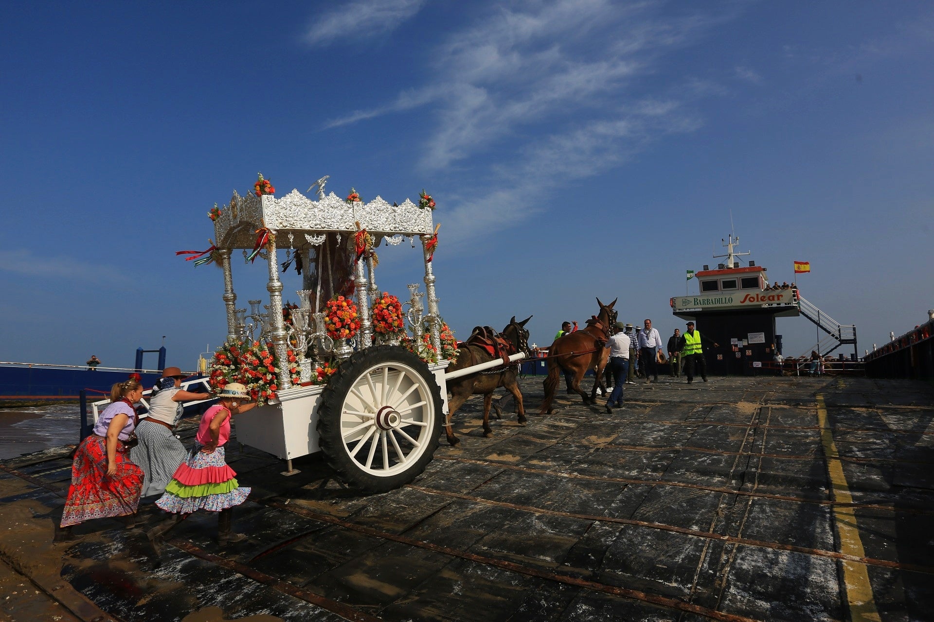 Las imágenes del embarque de las primeras hermandades de Cádiz en Bajo de Guía