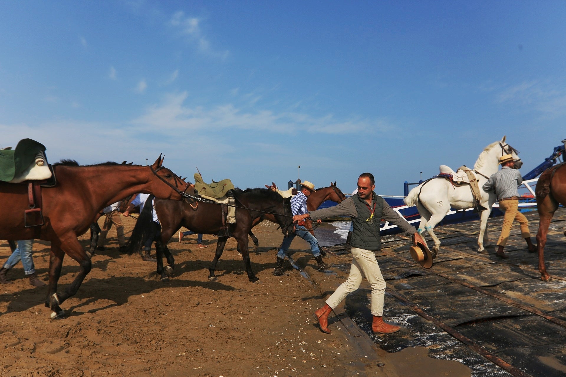 Las imágenes del embarque de las primeras hermandades de Cádiz en Bajo de Guía