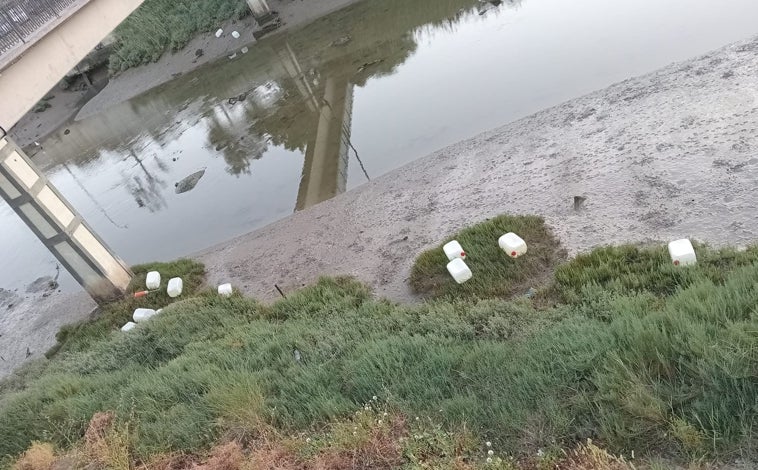Imagen principal - Un polvorín de garrafas de gasolina para narcolanchas, en pleno casco urbano de Chiclana