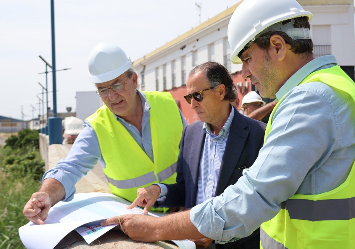 Comienzan las obras de la nueva pasarela peatonal sobre el río Iro en Chiclana