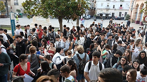 Mochilas llenas de apuntes, abrazos en la puerta y nervios a flor de piel: así arranca la «nueva» Selectividad en Cádiz