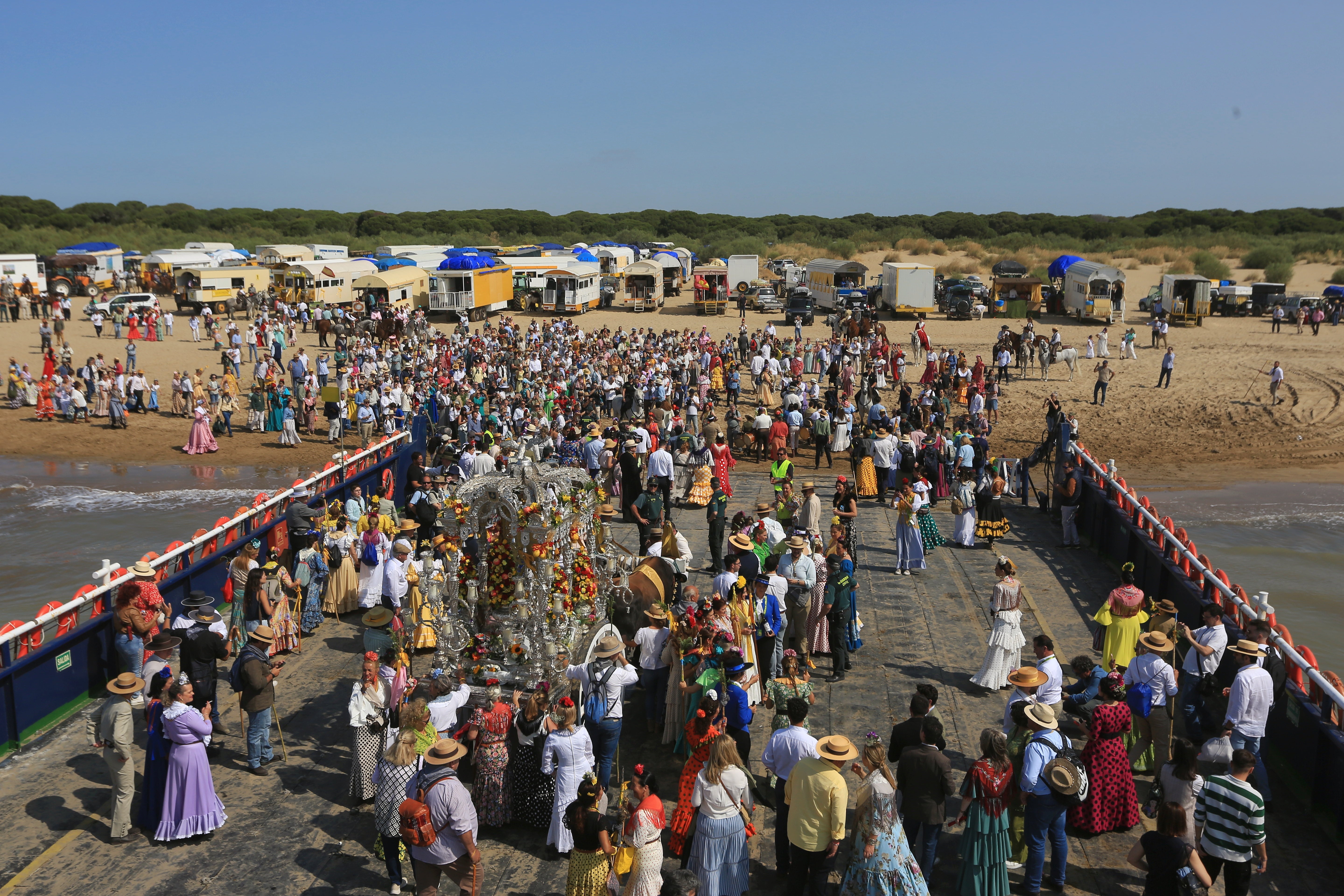 Fotos: Día grande en Bajo de Guía con el embarque de la hermandad de Sanlúcar
