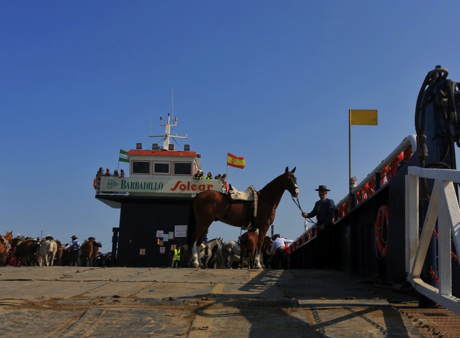 Fotos: Día grande en Bajo de Guía con el embarque de la hermandad de Sanlúcar