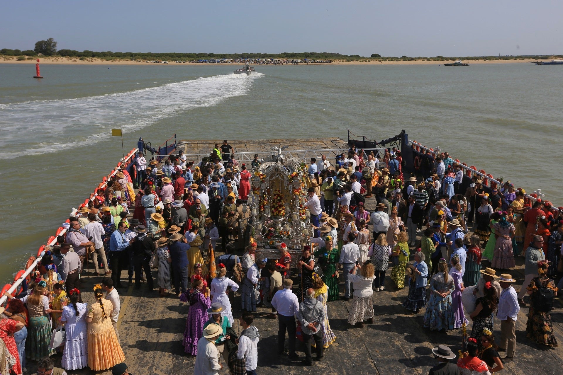 Fotos: Día grande en Bajo de Guía con el embarque de la hermandad de Sanlúcar