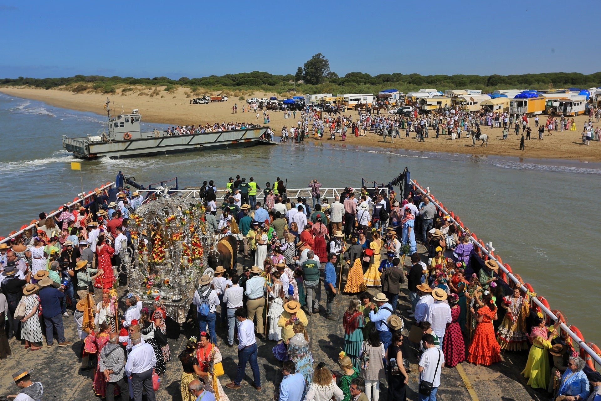 Fotos: Día grande en Bajo de Guía con el embarque de la hermandad de Sanlúcar