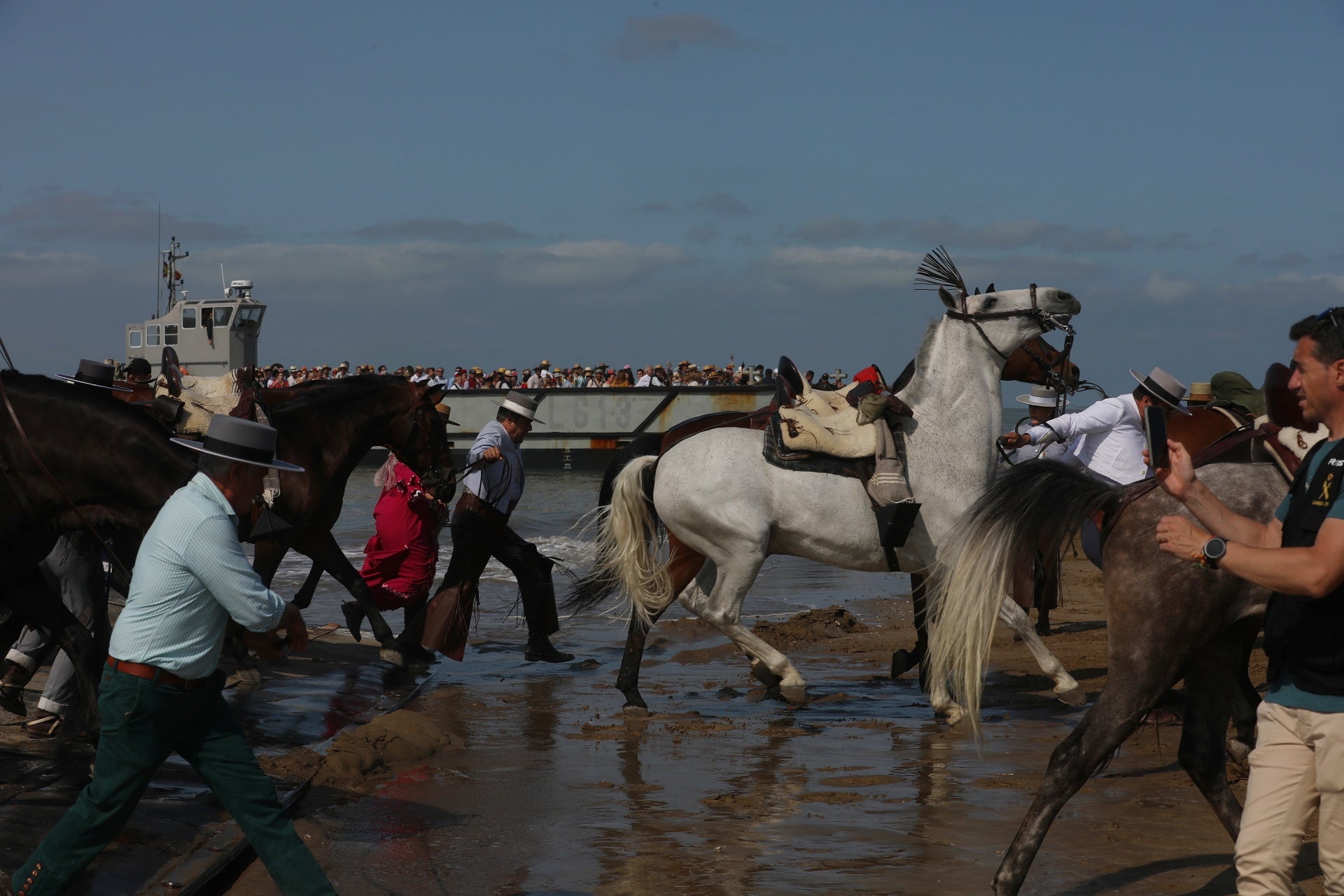 Fotos: Día grande en Bajo de Guía con el embarque de la hermandad de Sanlúcar