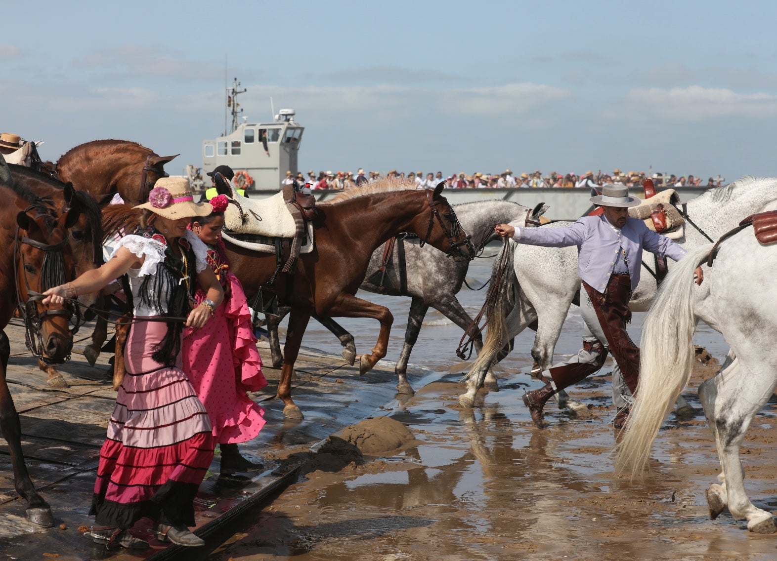 Fotos: Día grande en Bajo de Guía con el embarque de la hermandad de Sanlúcar