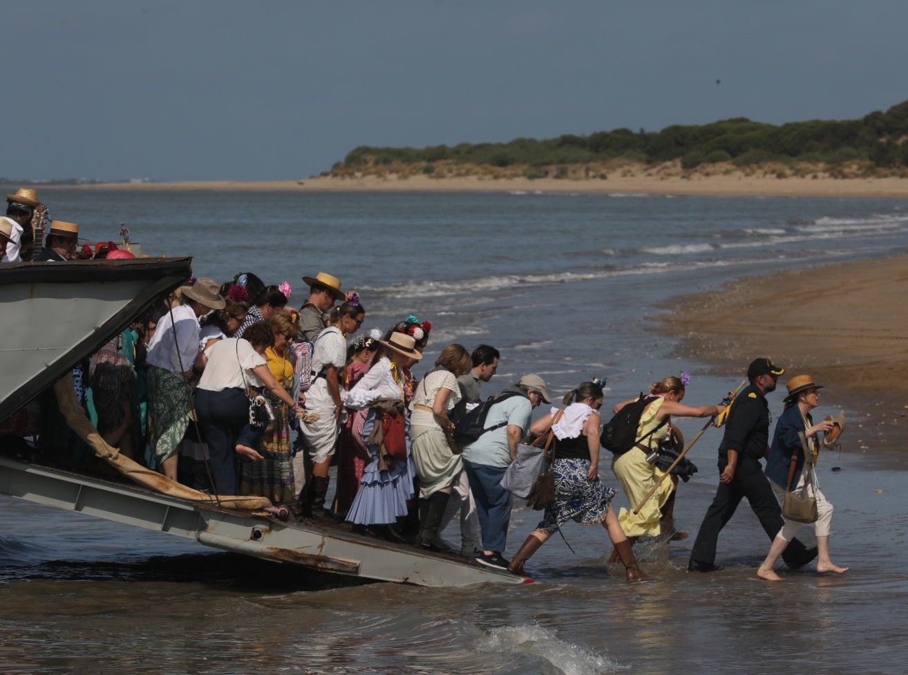 Fotos: Día grande en Bajo de Guía con el embarque de la hermandad de Sanlúcar