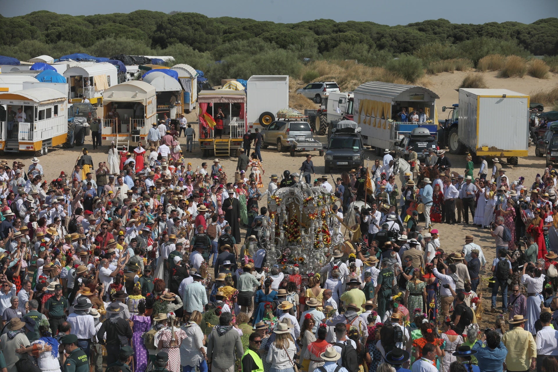 Fotos: Día grande en Bajo de Guía con el embarque de la hermandad de Sanlúcar