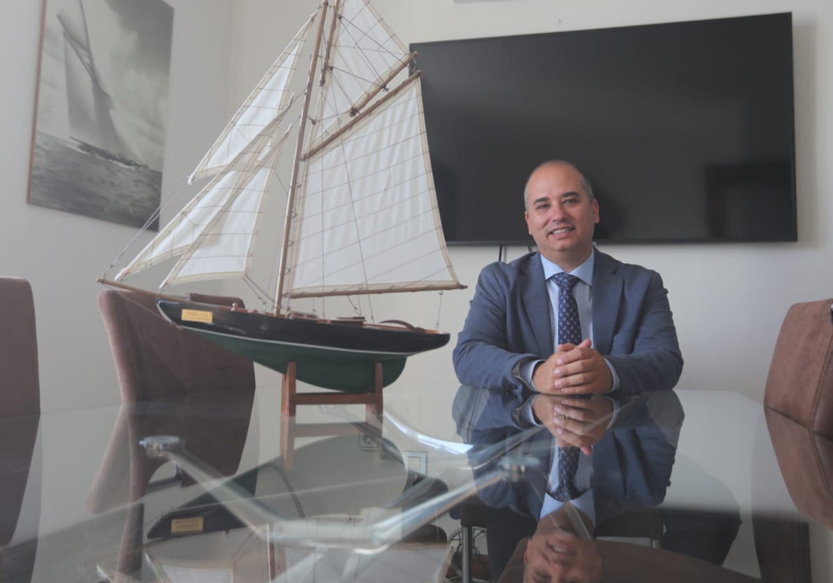 El abogado, en su despacho de Cádiz.