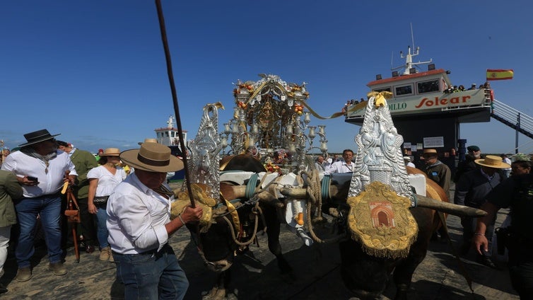 Sanlúcar vive su día grande con el embarque en Bajo de Guía de la hermandad de El Rocío