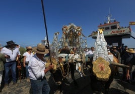 Sanlúcar vive su día grande con el embarque en Bajo de Guía de la hermandad de El Rocío
