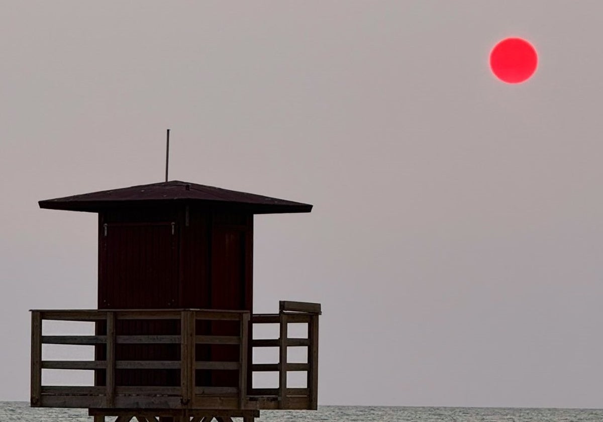 El sol rojo que sorprendió ayer en Cádiz: ¿por qué se ha producido este fenómeno?